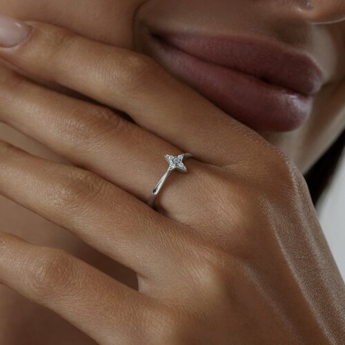 Кольцо из серебра с фианитами (Арт.94013765)