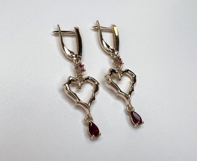 Серьги золотые с корундом и шпинелью «Gothic Heart» Estet (арт.01С2115076ЧР-1)
