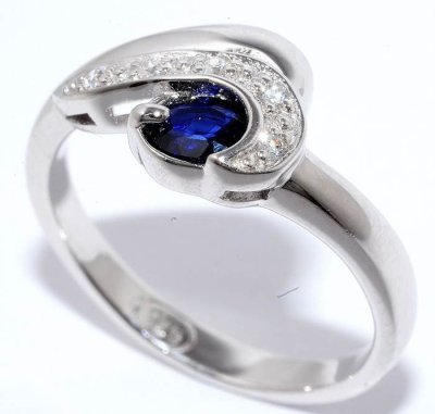 Кольцо Серебряные крылья (Арт.21gre1861-69_korundsapf_kubcirkonii)