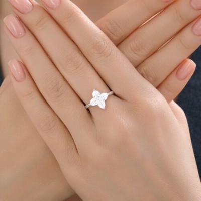 Кольцо из серебра с фианитом «Сияние сердца» SOKOLOV (арт.9401)