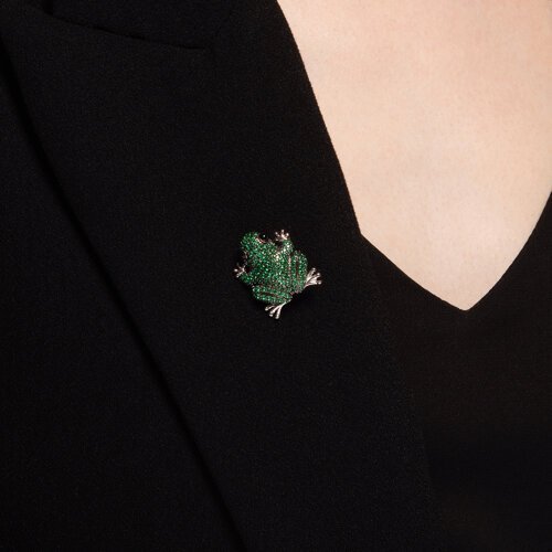 Брошь из серебра с фианитами и эмалью "Изумрудная Лягушка" (арт. 94040315), SOKOLOV