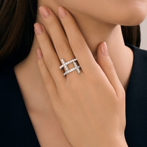 Кольцо из серебра с синтетическим жемчугом и фианитами (Арт.94014597)