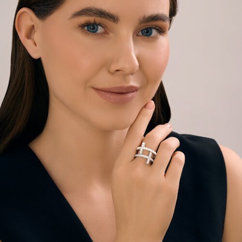 Кольцо из серебра с синтетическим жемчугом и фианитами (Арт.94014597)