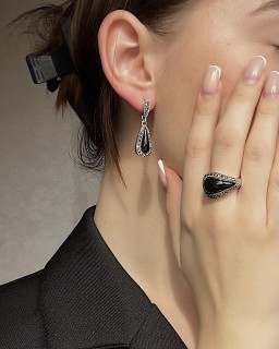 Кольцо серебряное с ониксом и марказитом «Чёрные крылья» MyJewels (арт.210232-39_oniks_markazit)