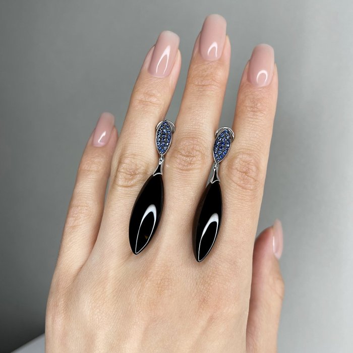 Серьги из белого золота с ониксом и сапфиром (Арт.aae_4189_sa_ox_wg)