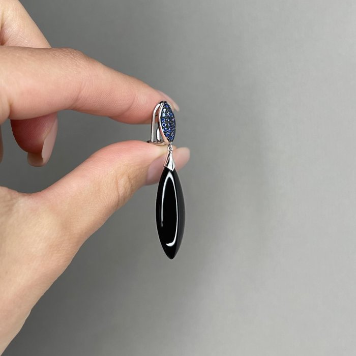 Серьги из белого золота с ониксом и сапфиром (Арт.aae_4189_sa_ox_wg)