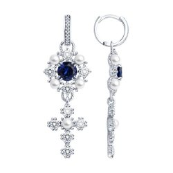 Серьги из серебра с синтетическим жемчугом, корундами и фианитами (Арт.94027323)