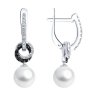 Серьги из серебра с синтетическим жемчугом и фианитами (Арт.94027069)
