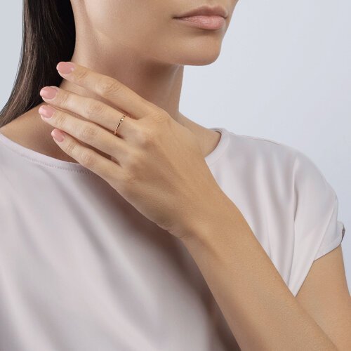 Кольцо из золота с бесцветными и красным фианитами (Арт.017520)