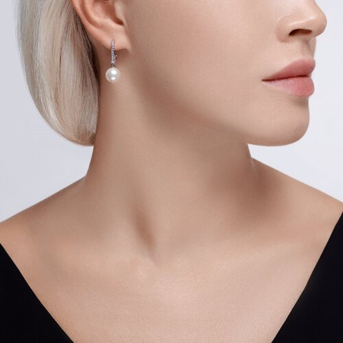 Серьги из серебра с жемчугом и фианитами (Арт.94026089)